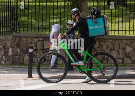 Madrid, Spagna - 26 settembre 2020: Consegna persone dalla casa di consegna, Deliveroo, lavorando per le strade di Madrid, la consegna di cibo a rush hou Foto Stock