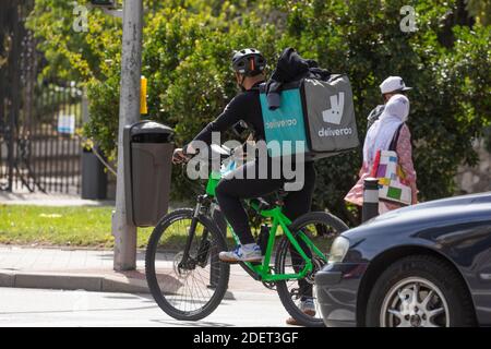 Madrid, Spagna - 26 settembre 2020: Consegna persone dalla casa di consegna, Deliveroo, lavorando per le strade di Madrid, la consegna di cibo a rush hou Foto Stock