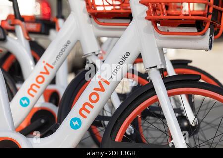 Madrid, Spagna - 26 settembre 2020: Biciclette elettriche movi della società Mobike, parcheggiate vicino a via o'Donell. Servizio di trasporto urbano. Foto Stock