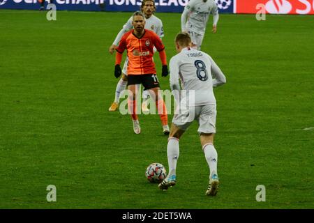 Kiev, Ucraina. 01 dicembre 2020. KIEV, UCRAINA - DICEMBRE 01: Toni Kroos del Real Madrid azione con la palla durante la partita di calcio del Gruppo B della UEFA Champions League tra Shakhtar Donetsk e Real Madrid (Foto di Aleksandr Gusev/Pacific Press) Credit: Pacific Press Media Production Corp./Alamy Live News Foto Stock