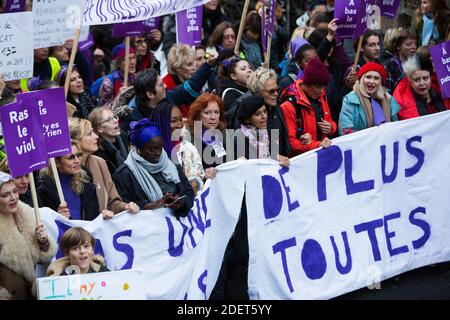 La regista e attrice francese Eva Darlan, l'ex ministro francese dell'Istruzione Najat Vallaud-Belkacem, Julie Gayet, Muriel Robin, attrice francese Anne le NEN, che prendono parte a una protesta per condannare la violenza contro le donne con l'attrice francese Alexandra Lamy e la senatrice francese e l'ex ministro Laurence Rossignol, il 23 novembre 2019, A Parigi. Foto di Raphael Lafargue/ABACAPRESS.COM Foto Stock