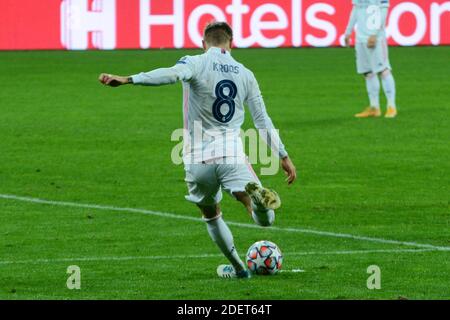 Kiev, Ucraina. 01 dicembre 2020. KIEV, UCRAINA - DICEMBRE 01: Toni Kroos del Real Madrid azione con la palla durante la partita di calcio del Gruppo B della UEFA Champions League tra Shakhtar Donetsk e Real Madrid (Foto di Aleksandr Gusev/Pacific Press) Credit: Pacific Press Media Production Corp./Alamy Live News Foto Stock