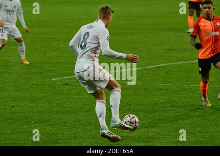 Kiev, Ucraina. 01 dicembre 2020. KIEV, UCRAINA - DICEMBRE 01: Toni Kroos del Real Madrid azione con la palla durante la partita di calcio del Gruppo B della UEFA Champions League tra Shakhtar Donetsk e Real Madrid (Foto di Aleksandr Gusev/Pacific Press) Credit: Pacific Press Media Production Corp./Alamy Live News Foto Stock