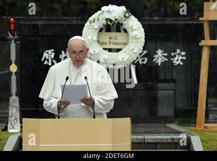 Papa Francesco pronunciò un discorso e prestò un fiore di corona alla bomba atomica Hypocenter a Nagasaki, Giappone, il 24 novembre 2019. Francesco ha fatto saltare la fine dei trattati di controllo delle armi mentre visitava Nagasaki, il luogo del secondo dei due bombardamenti atomici statunitensi del 1945 sul Giappone. Papa Francesco chiede un 'mondo senza armi nucleari' durante la visita di Nagasaki. Foto: ABACAPRESS.COM Foto Stock