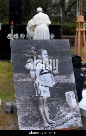 Papa Francesco pronunciò un discorso e prestò un fiore di corona alla bomba atomica Hypocenter a Nagasaki, Giappone, il 24 novembre 2019. Francesco ha fatto saltare la fine dei trattati di controllo delle armi mentre visitava Nagasaki, il luogo del secondo dei due bombardamenti atomici statunitensi del 1945 sul Giappone. Papa Francesco chiede un 'mondo senza armi nucleari' durante la visita di Nagasaki. Foto: ABACAPRESS.COM Foto Stock