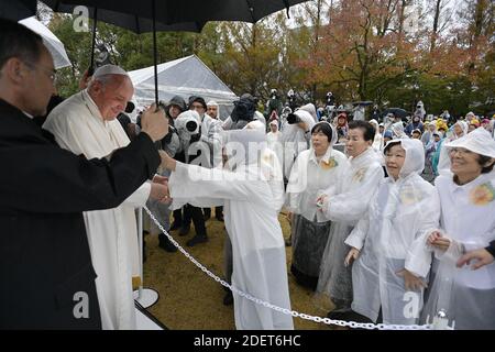 Papa Francesco pronunciò un discorso e prestò un fiore di corona alla bomba atomica Hypocenter a Nagasaki, Giappone, il 24 novembre 2019. Francesco ha fatto saltare la fine dei trattati di controllo delle armi mentre visitava Nagasaki, il luogo del secondo dei due bombardamenti atomici statunitensi del 1945 sul Giappone. Papa Francesco chiede un 'mondo senza armi nucleari' durante la visita di Nagasaki. Foto: ABACAPRESS.COM Foto Stock