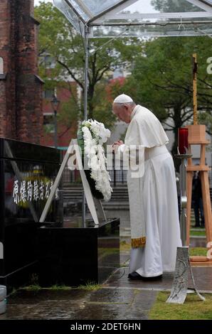 Papa Francesco pronunciò un discorso e prestò un fiore di corona alla bomba atomica Hypocenter a Nagasaki, Giappone, il 24 novembre 2019. Francesco ha fatto saltare la fine dei trattati di controllo delle armi mentre visitava Nagasaki, il luogo del secondo dei due bombardamenti atomici statunitensi del 1945 sul Giappone. Papa Francesco chiede un 'mondo senza armi nucleari' durante la visita di Nagasaki. Foto: ABACAPRESS.COM Foto Stock