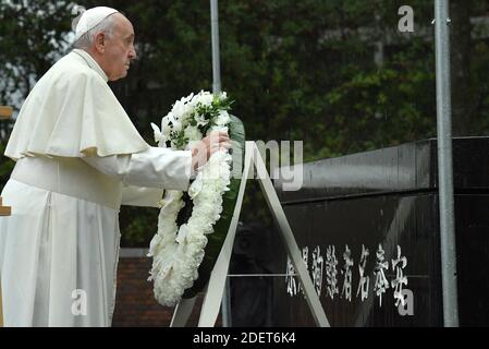 Papa Francesco pronunciò un discorso e prestò un fiore di corona alla bomba atomica Hypocenter a Nagasaki, Giappone, il 24 novembre 2019. Francesco ha fatto saltare la fine dei trattati di controllo delle armi mentre visitava Nagasaki, il luogo del secondo dei due bombardamenti atomici statunitensi del 1945 sul Giappone. Papa Francesco chiede un 'mondo senza armi nucleari' durante la visita di Nagasaki. Foto: ABACAPRESS.COM Foto Stock