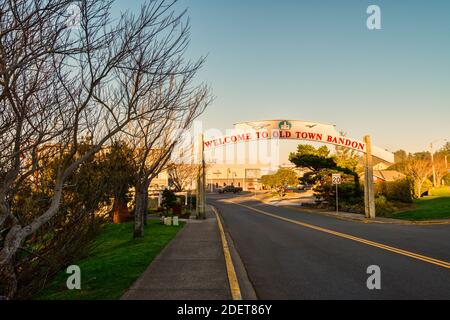 Benvenuti al cartello Old Town Bandon a Bandon Oregon USA Foto Stock