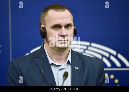 L'ex prigioniero del Cremlino e regista ucraino Oleg Sentsov riceve il premio Sacharov 2018 per i diritti umani del Parlamento europeo durante una cerimonia di premiazione presso il Parlamento europeo a Strasburgo, nella Francia orientale, il 26 novembre 2019. Foto di Nicolas Roses/ABACAPRESS.COM Foto Stock