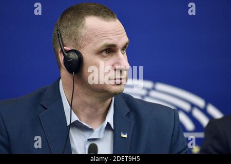 L'ex prigioniero del Cremlino e regista ucraino Oleg Sentsov riceve il premio Sacharov 2018 per i diritti umani del Parlamento europeo durante una cerimonia di premiazione presso il Parlamento europeo a Strasburgo, nella Francia orientale, il 26 novembre 2019. Foto di Nicolas Roses/ABACAPRESS.COM Foto Stock