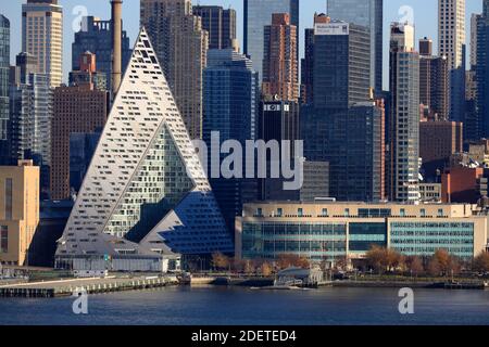 La vista di Hell's Kitchen nel lato ovest di Midtown Manhattan con la struttura triangolare VIA 57 West Apartment building.New York City.New York.USA Foto Stock