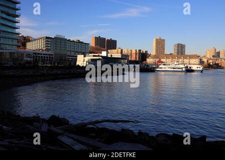 Terminal dei traghetti di Port Imperial con l'Hotel Envue sullo sfondo.Weehawken, New Jersey.USA Foto Stock