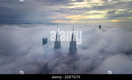 ALBA NUVOLOSA ALLE TORRI PETRONAS TWIN A KUALA LUMPUR, MALESIA Foto Stock