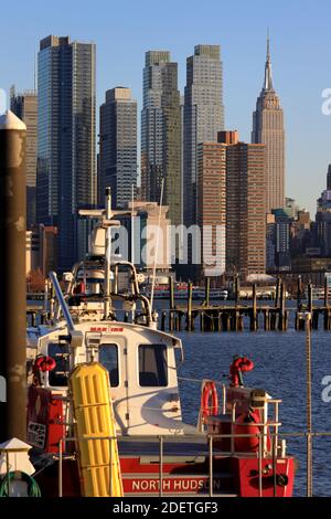 Vista del centro di Manhattan con l'Empire state Building e altro Alti edifici dal lungomare di Weehawken.New Jersey.USA Foto Stock