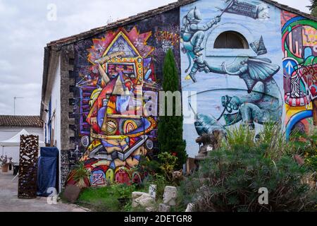 SOMMIERES, FRANCIA - 21 OTTOBRE 2020: Galleria d'arte Art Fresque Povera, nel centro storico di Sommieres, Gard, Francia meridionale. Meravigliosi murales sulla b Foto Stock