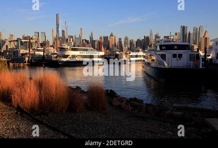 La vista dello skyline di Manhattan con 432 Park Avenue, l'edificio di appartamenti più alto del mondo a New York dal terminal dei traghetti di New York Waterway a Weehawken. New Jersey.USA Foto Stock