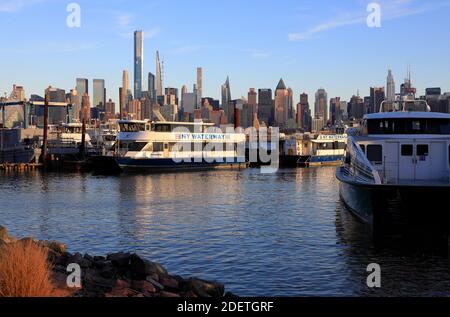 La vista dello skyline di Manhattan con 432 Park Avenue, l'edificio di appartamenti più alto del mondo a New York dal terminal dei traghetti di New York Waterway a Weehawken. New Jersey.USA Foto Stock