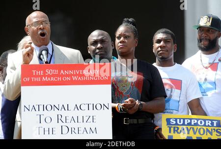 File Photo - Sybrina Fulton e Tracy Martin, i genitori di Trayvon Martin partecipano al 50° anniversario della marcia di Washington e del Dr. Martin Luther King, il discorso di Jr. 'Ho un sogno' sul National Mall il 24 agosto 2013 a Washington, DC, USA. George Zimmerman è stato assolto nel fatale sparo del 2012 a Trayvon Martin, ma secondo una causa depositata mercoledì in Florida, ritiene che ci sia stata una cospirazione per incorniciarlo e vuole 100 milioni di dollari in danni. Foto di Olivier Douliery/ABACAPRESS.COM Foto Stock