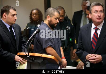 NO FILM, NO VIDEO, NO TV, NO DOCUMENTARY - file Photo - George Zimmerman, lo sparatutto assolto nella morte di Trayvon Martin, lascia un'audizione di prima apparizione su accuse tra cui aggravanti aggrediti derivanti da una lotta con la sua fidanzata, martedì 19 novembre 2013, a Sanford, Fla. Con lui è il suo consigliere di difesa Daniel Megaro, a sinistra, e Jeff Dowdy. George Zimmerman è stato assolto nel fatale sparo del 2012 di Trayvon Martin, ma secondo una causa depositata mercoledì 4 dicembre 2019 in Florida, crede che ci sia stata una cospirazione per incorniciarlo e vuole 100 milioni di dollari in danni. Foto di Joe Foto Stock