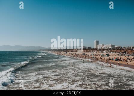 Vista panoramica della spiaggia di Santa Monica in California, USA con le onde che si infrangono Foto Stock