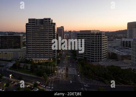 Vista sul Brand Boulevard nel centro di Glendale, California al tramonto Foto Stock