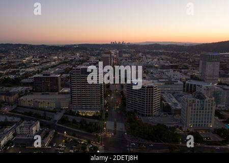 Vista aerea che guarda verso il basso Brand Boulevard verso il lontano centro città Skyline di Los Angeles Foto Stock