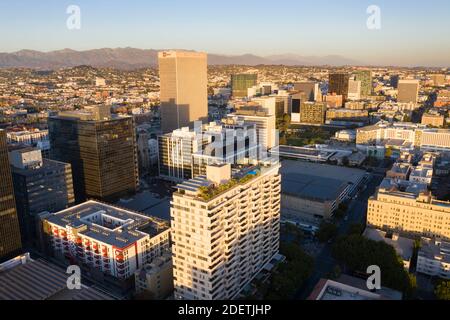 Vista aerea sopra Koreatown e il corridoio urbano di Wilshire Boulevard nel centro di Los Angeles, California Foto Stock