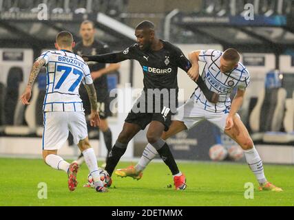 Moenchengladbach. 2 dicembre 2020. Marcus Thuram (C) di Borussia Moenchengladbach vies con Milan Skriniar (R) e Marcello Brozovic del FC Inter durante la partita di calcio del Gruppo B della UEFA Champions League tra Borussia Moenchengladbach e FC Inter a Moenchengladbach, Germania, 1 dicembre 2020. Credit: Xinhua/Alamy Live News Foto Stock