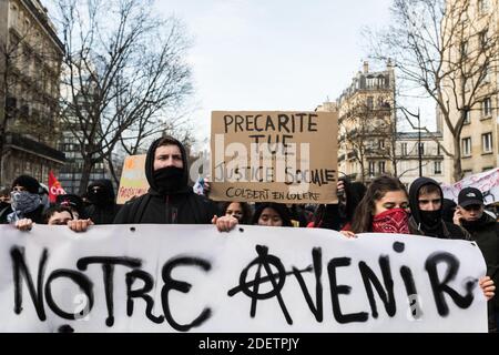 Una donna in possesso di un segnale che attesti che la precarietà uccide e chiede giustizia sociale durante la seconda manifestazione contro la riforma del sistema pensionistico che si è riunita a Parigi tra 31000 (polizia) e 180000 (sindacale), un manifestante che si è ridotto a quello del primo giorno; Da Les Invalides a Piazza Denfert Rochereau, Parigi, Francia, 10 dicembre 2019. Foto di Daniel Derajinski/ABACAPRESS.COM Foto Stock