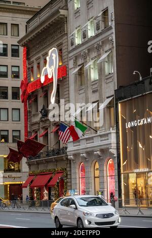 Cartier Mansion con 2020 decorazioni per le vacanze sulla Fifth Avenue, New York, Stati Uniti Foto Stock