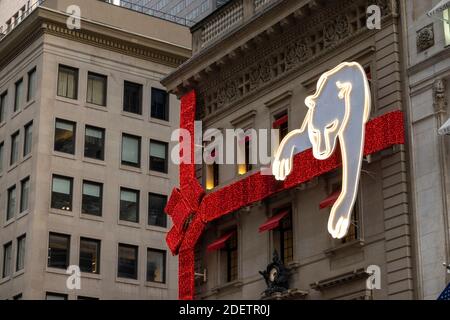 Cartier Mansion con 2020 decorazioni per le vacanze sulla Fifth Avenue, New York, Stati Uniti Foto Stock