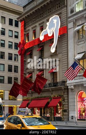 Cartier Mansion con 2020 decorazioni per le vacanze sulla Fifth Avenue, New York, Stati Uniti Foto Stock