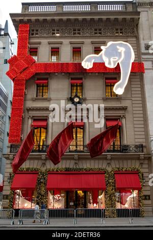 Cartier Mansion con 2020 decorazioni per le vacanze sulla Fifth Avenue, New York, Stati Uniti Foto Stock