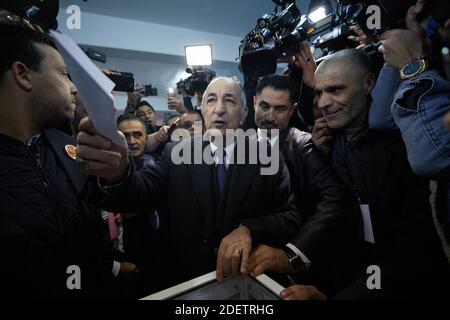 Il candidato algerino Abdelmajid Tebboune ha votato durante le elezioni presidenziali del 12 dicembre 2019 in un seggio ad Algeri, Algeria. Cinque candidati corrono alle elezioni presidenziali algerine per sostituire il presidente algerino in estenuazione Abdelaziz Bouteflika, ha detto sabato l'autorità elettorale del paese, in mezzo a diffuse proteste contro i voti. Gli ex premiati Ali Benflis e Abdelmadjid Tebboune sono considerati i primi corridori in un'elezione opposta dal movimento di protesta di massa che, insieme all'esercito, ha costretto Bouteflika a dimettersi in aprile dopo 20 anni di potere. Foto di Louiza Foto Stock