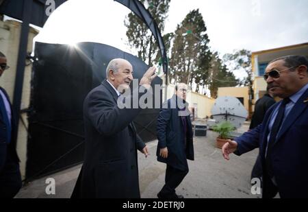 Il candidato algerino Abdelmajid Tebboune ha votato durante le elezioni presidenziali del 12 dicembre 2019 in un seggio ad Algeri, Algeria. Cinque candidati corrono alle elezioni presidenziali algerine per sostituire il presidente algerino in estenuazione Abdelaziz Bouteflika, ha detto sabato l'autorità elettorale del paese, in mezzo a diffuse proteste contro i voti. Gli ex premiati Ali Benflis e Abdelmadjid Tebboune sono considerati i primi corridori in un'elezione opposta dal movimento di protesta di massa che, insieme all'esercito, ha costretto Bouteflika a dimettersi in aprile dopo 20 anni di potere. Foto di Louiza Foto Stock