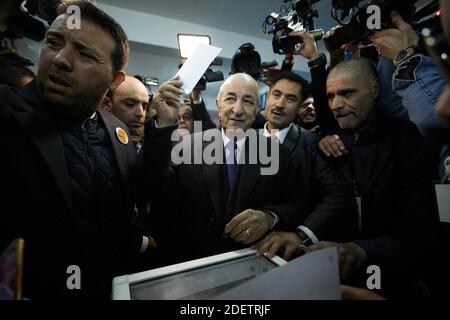 Il candidato algerino Abdelmajid Tebboune ha votato durante le elezioni presidenziali del 12 dicembre 2019 in un seggio ad Algeri, Algeria. Cinque candidati corrono alle elezioni presidenziali algerine per sostituire il presidente algerino in estenuazione Abdelaziz Bouteflika, ha detto sabato l'autorità elettorale del paese, in mezzo a diffuse proteste contro i voti. Gli ex premiati Ali Benflis e Abdelmadjid Tebboune sono considerati i primi corridori in un'elezione opposta dal movimento di protesta di massa che, insieme all'esercito, ha costretto Bouteflika a dimettersi in aprile dopo 20 anni di potere. Foto di Louiza Foto Stock