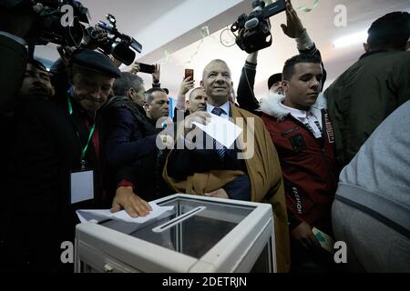 Il candidato presidenziale algerino e l'ex ministro del turismo Abdelkader Bengrina, il 12 dicembre 2019, lancia il suo scrutinio presso una stazione di scrutinio nella capitale Algeri, Algeria. Cinque candidati corrono alle elezioni presidenziali algerine per sostituire il presidente algerino in estenuazione Abdelaziz Bouteflika, ha detto sabato l'autorità elettorale del paese, in mezzo a diffuse proteste contro i voti. Gli ex premiati Ali Benflis e Abdelmajid Tebboune sono considerati i primi corridori in un'elezione opposta dal movimento di protesta di massa che, accanto all'esercito, ha costretto Bouteflika a dimettersi in aprile dopo 20 anni in po Foto Stock