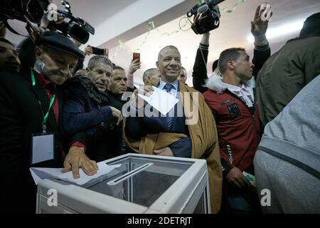 Il candidato presidenziale algerino e l'ex ministro del turismo Abdelkader Bengrina, il 12 dicembre 2019, lancia il suo scrutinio presso una stazione di scrutinio nella capitale Algeri, Algeria. Cinque candidati corrono alle elezioni presidenziali algerine per sostituire il presidente algerino in estenuazione Abdelaziz Bouteflika, ha detto sabato l'autorità elettorale del paese, in mezzo a diffuse proteste contro i voti. Gli ex premiati Ali Benflis e Abdelmajid Tebboune sono considerati i primi corridori in un'elezione opposta dal movimento di protesta di massa che, accanto all'esercito, ha costretto Bouteflika a dimettersi in aprile dopo 20 anni in po Foto Stock