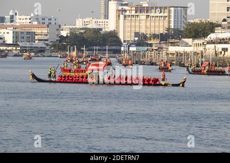 52 chiatte navigano sul fiume Chaopraya, nella capitale tailandese, segnando la fine delle cerimonie di incoronazione del re di Thailandia sua Maestà RAMA X, re Maha Vajiralongkorn Bodindradebayavarangkun, il 12 dicembre 2019, Bangkok, Thailandia, Foto di Loic Baratoux/ABACAPRESS.COM Foto Stock