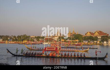 Le chiatte navigano sul fiume Chaopraya, passando davanti al palazzo reale nella capitale tailandese, segnando la fine delle cerimonie di incoronazione del re di Thailandia sua Maestà RAMA X, re Maha Vajiralongkorn Bodindradebayavarangkun, il 12 dicembre 2019, Bangkok, Thailandia, Foto di Loic Baratoux/ABACAPRESS.COM Foto Stock