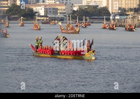 52 chiatte navigano sul fiume Chaopraya, nella capitale tailandese, segnando la fine delle cerimonie di incoronazione del re di Thailandia sua Maestà RAMA X, re Maha Vajiralongkorn Bodindradebayavarangkun, il 12 dicembre 2019, Bangkok, Thailandia, Foto di Loic Baratoux/ABACAPRESS.COM Foto Stock