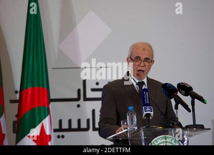 Il presidente dell'autorità elettorale nazionale indipendente Mohamed Charfi annuncia i risultati delle elezioni presidenziali svoltesi ad Algeri, Algeria, il 13 dicembre 2019. L'ex primo ministro Abdelmajid Tebboune è stato dichiarato vincitore delle elezioni presidenziali. Foto di Louiza Ammi/ABACAPRESS.COM Foto Stock