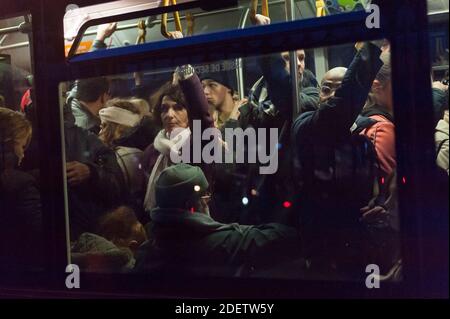 I pendolari cercano di salire su un autobus a Parigi, in Francia, il 16 dicembre 2019, durante uno sciopero dell'operatore di trasporti pubblici di Parigi RATP e dei dipendenti della compagnia ferroviaria statale francese SNCF sul piano del governo francese di rivedere il sistema pensionistico del paese. A Parigi, i trasporti pubblici sono rimasti a breve distanza, con solo due delle 16 linee della metropolitana in funzione e la maggior parte dei servizi ferroviari nazionali annullati. I sindacati hanno annunciato un terzo giorno di proteste di massa per dicembre 17, che dovrebbe portare decine di migliaia di persone in piazza. Foto di Magali Cohen/ABACAPRESS.COM Foto Stock