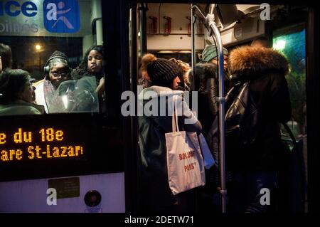 I pendolari cercano di salire su un autobus a Parigi, in Francia, il 16 dicembre 2019, durante uno sciopero dell'operatore di trasporti pubblici di Parigi RATP e dei dipendenti della compagnia ferroviaria statale francese SNCF sul piano del governo francese di rivedere il sistema pensionistico del paese. A Parigi, i trasporti pubblici sono rimasti a breve distanza, con solo due delle 16 linee della metropolitana in funzione e la maggior parte dei servizi ferroviari nazionali annullati. I sindacati hanno annunciato un terzo giorno di proteste di massa per dicembre 17, che dovrebbe portare decine di migliaia di persone in piazza. Foto di Magali Cohen/ABACAPRESS.COM Foto Stock