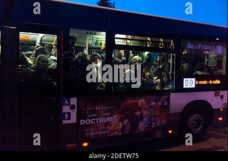 I pendolari cercano di salire su un autobus a Parigi, in Francia, il 16 dicembre 2019, durante uno sciopero dell'operatore di trasporti pubblici di Parigi RATP e dei dipendenti della compagnia ferroviaria statale francese SNCF sul piano del governo francese di rivedere il sistema pensionistico del paese. A Parigi, i trasporti pubblici sono rimasti a breve distanza, con solo due delle 16 linee della metropolitana in funzione e la maggior parte dei servizi ferroviari nazionali annullati. I sindacati hanno annunciato un terzo giorno di proteste di massa per dicembre 17, che dovrebbe portare decine di migliaia di persone in piazza. Foto di Magali Cohen/ABACAPRESS.COM Foto Stock