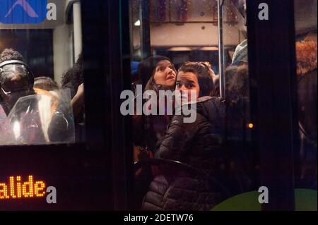 I pendolari cercano di salire su un autobus a Parigi, in Francia, il 16 dicembre 2019, durante uno sciopero dell'operatore di trasporti pubblici di Parigi RATP e dei dipendenti della compagnia ferroviaria statale francese SNCF sul piano del governo francese di rivedere il sistema pensionistico del paese. A Parigi, i trasporti pubblici sono rimasti a breve distanza, con solo due delle 16 linee della metropolitana in funzione e la maggior parte dei servizi ferroviari nazionali annullati. I sindacati hanno annunciato un terzo giorno di proteste di massa per dicembre 17, che dovrebbe portare decine di migliaia di persone in piazza. Foto di Magali Cohen/ABACAPRESS.COM Foto Stock