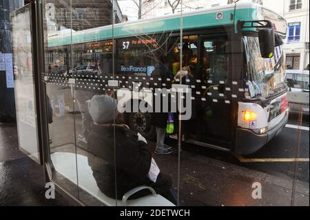 I pendolari cercano di salire su un autobus a Parigi, in Francia, il 16 dicembre 2019, durante uno sciopero dell'operatore di trasporti pubblici di Parigi RATP e dei dipendenti della compagnia ferroviaria statale francese SNCF sul piano del governo francese di rivedere il sistema pensionistico del paese. A Parigi, i trasporti pubblici sono rimasti a breve distanza, con solo due delle 16 linee della metropolitana in funzione e la maggior parte dei servizi ferroviari nazionali annullati. I sindacati hanno annunciato un terzo giorno di proteste di massa per dicembre 17, che dovrebbe portare decine di migliaia di persone in piazza. Foto di Julie Sebadelha/ABACAPRESS.COM Foto Stock