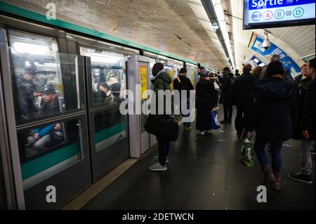 I pendolari cercano di arrivare in metropolitana a Chatelet a Parigi, in Francia, il 16 dicembre 2019, durante uno sciopero dell'operatore di trasporti pubblici di Parigi RATP e dei dipendenti della compagnia ferroviaria statale francese SNCF sul piano del governo francese di rivedere il sistema pensionistico del paese. A Parigi, i trasporti pubblici sono rimasti a breve distanza, con solo due delle 16 linee della metropolitana in funzione e la maggior parte dei servizi ferroviari nazionali annullati. I sindacati hanno annunciato un terzo giorno di proteste di massa per dicembre 17, che dovrebbe portare decine di migliaia di persone in piazza. Foto di Julie Sebadelha/ABA Foto Stock