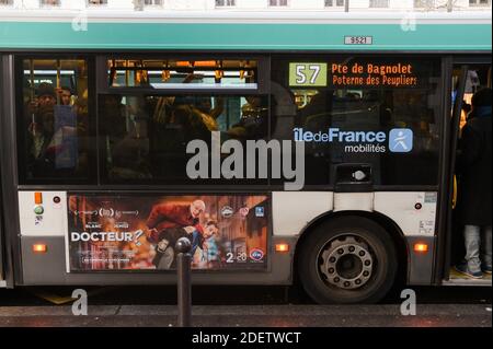 I pendolari cercano di salire su un autobus a Parigi, in Francia, il 16 dicembre 2019, durante uno sciopero dell'operatore di trasporti pubblici di Parigi RATP e dei dipendenti della compagnia ferroviaria statale francese SNCF sul piano del governo francese di rivedere il sistema pensionistico del paese. A Parigi, i trasporti pubblici sono rimasti a breve distanza, con solo due delle 16 linee della metropolitana in funzione e la maggior parte dei servizi ferroviari nazionali annullati. I sindacati hanno annunciato un terzo giorno di proteste di massa per dicembre 17, che dovrebbe portare decine di migliaia di persone in piazza. Foto di Julie Sebadelha/ABACAPRESS.COM Foto Stock